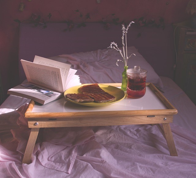 Lire au lit, c'est possible avec la table de lit